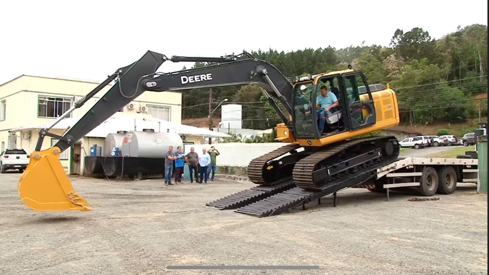 Prefeitura de Aurora recebe duas escavadeiras hidráulicas