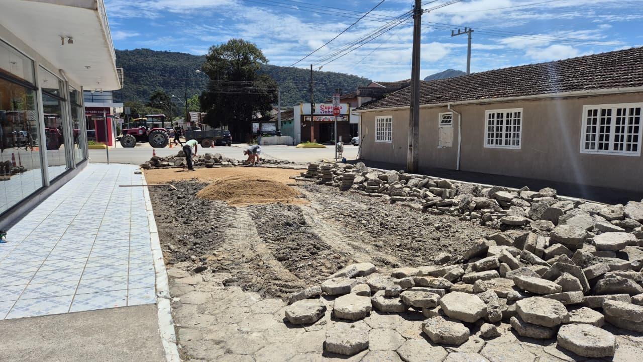 Prefeitura de Bom Retiro investe em melhorias de calçamentos e regulamenta plantio nas estradas rurais