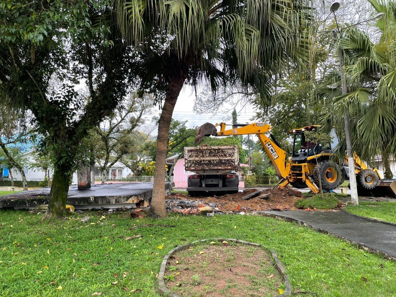 Prefeitura de Ituporanga derruba coreto de praça pública onde vivia morador de rua