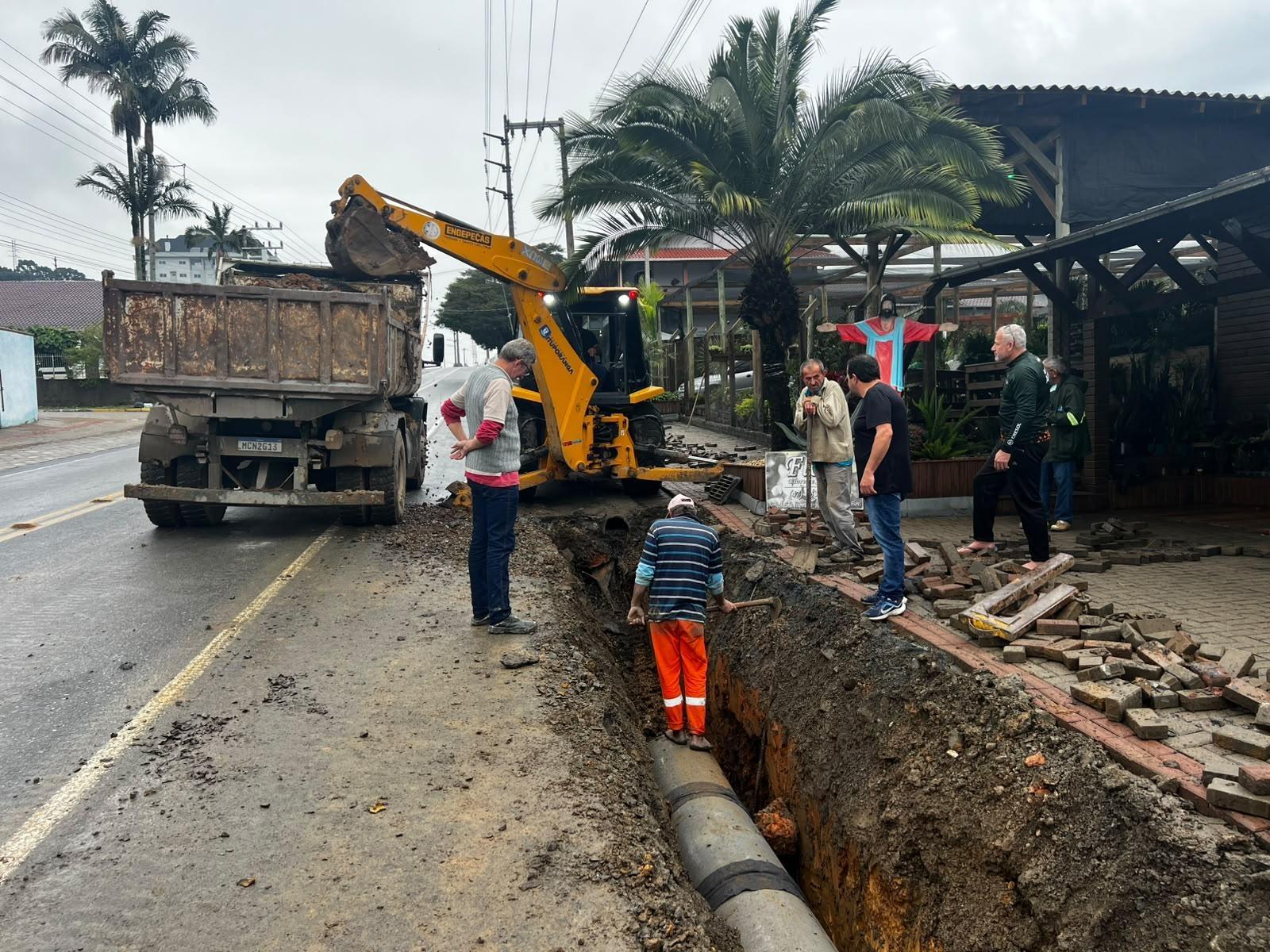 Prefeitura de Ituporanga executa nova drenagem na Rua Prefeito Virgílio Scheller, no bairro Santo Antônio