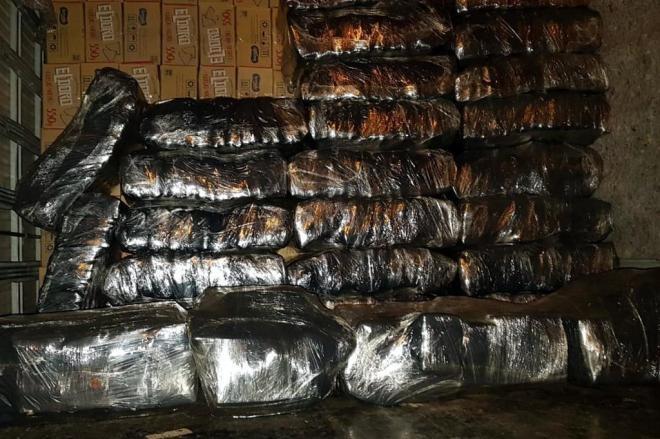 PRF apreende mais de uma tonelada de maconha escondida entre alimentos em Itapema