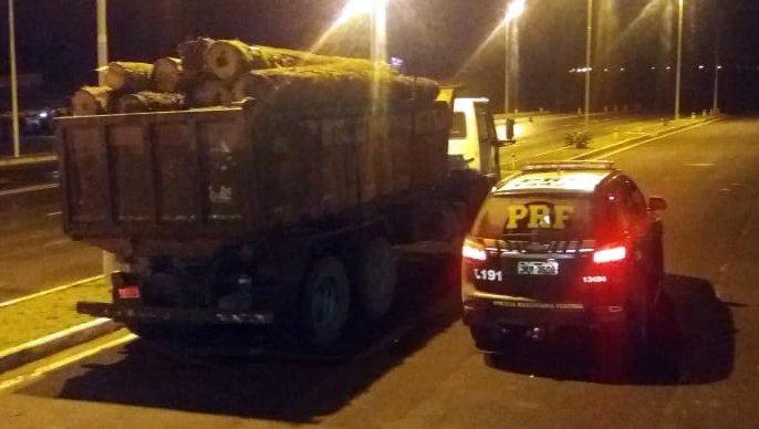 PRF apreende toras de araucária transportadas ilegalmente e prende motorista por crime ambiental no planalto catarinense