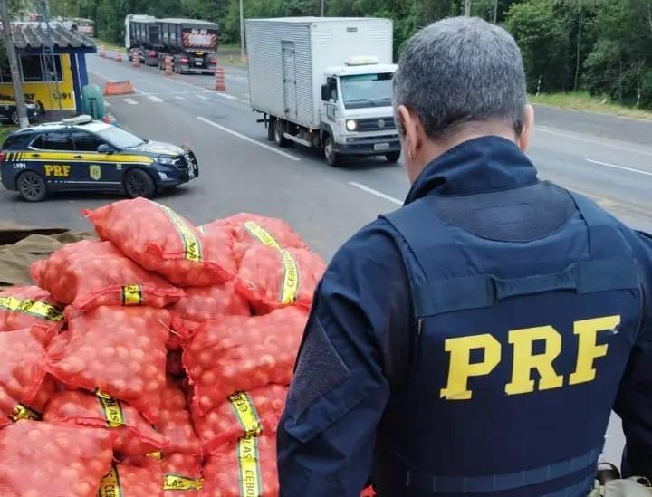 Polícia Rodoviária Federal aprende 1,2 tonelada de maconha em carga de cebola