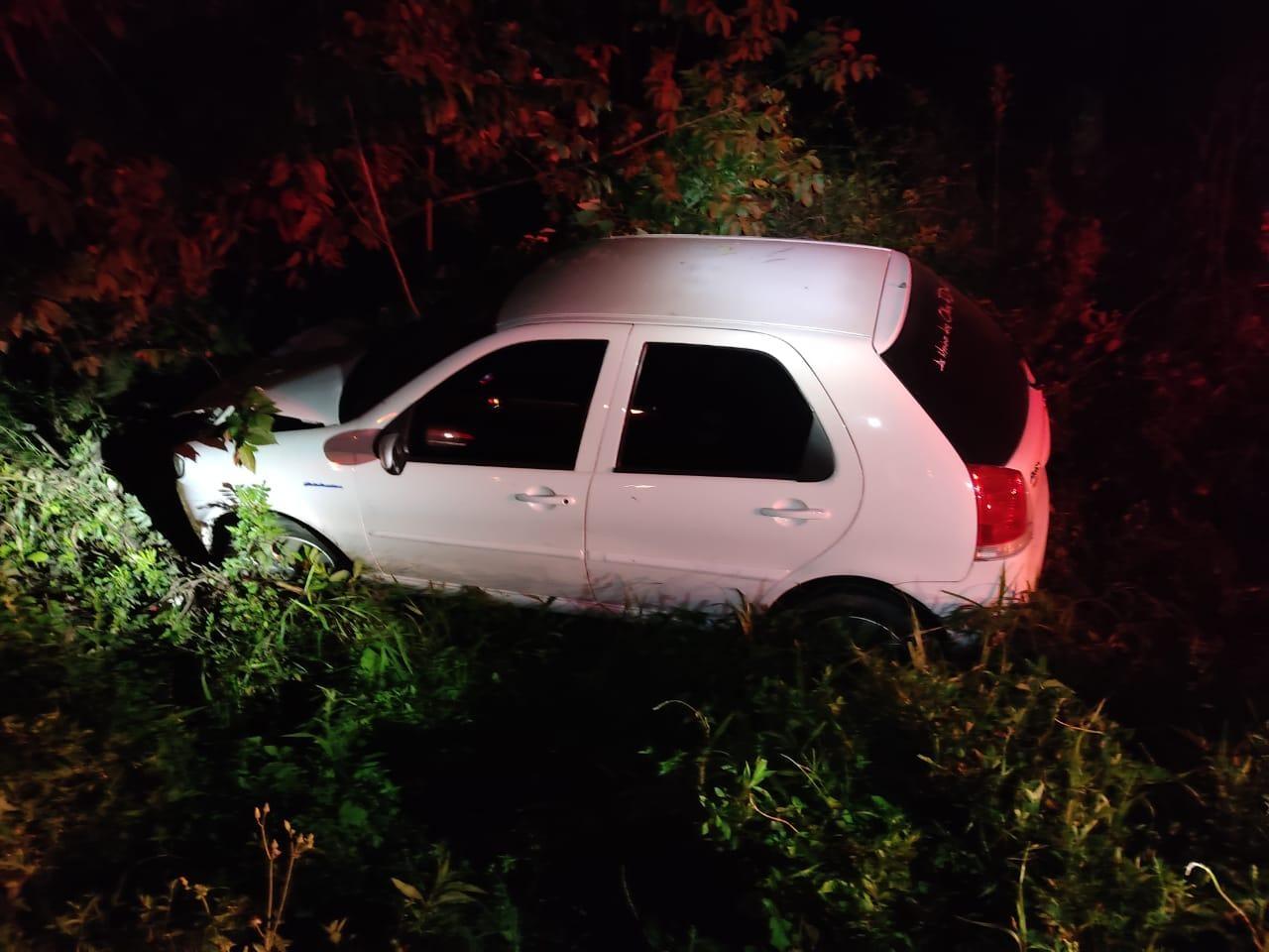 Condutora sob influência de álcool sai da pista e bate em árvore em mais um acidente na BR-470