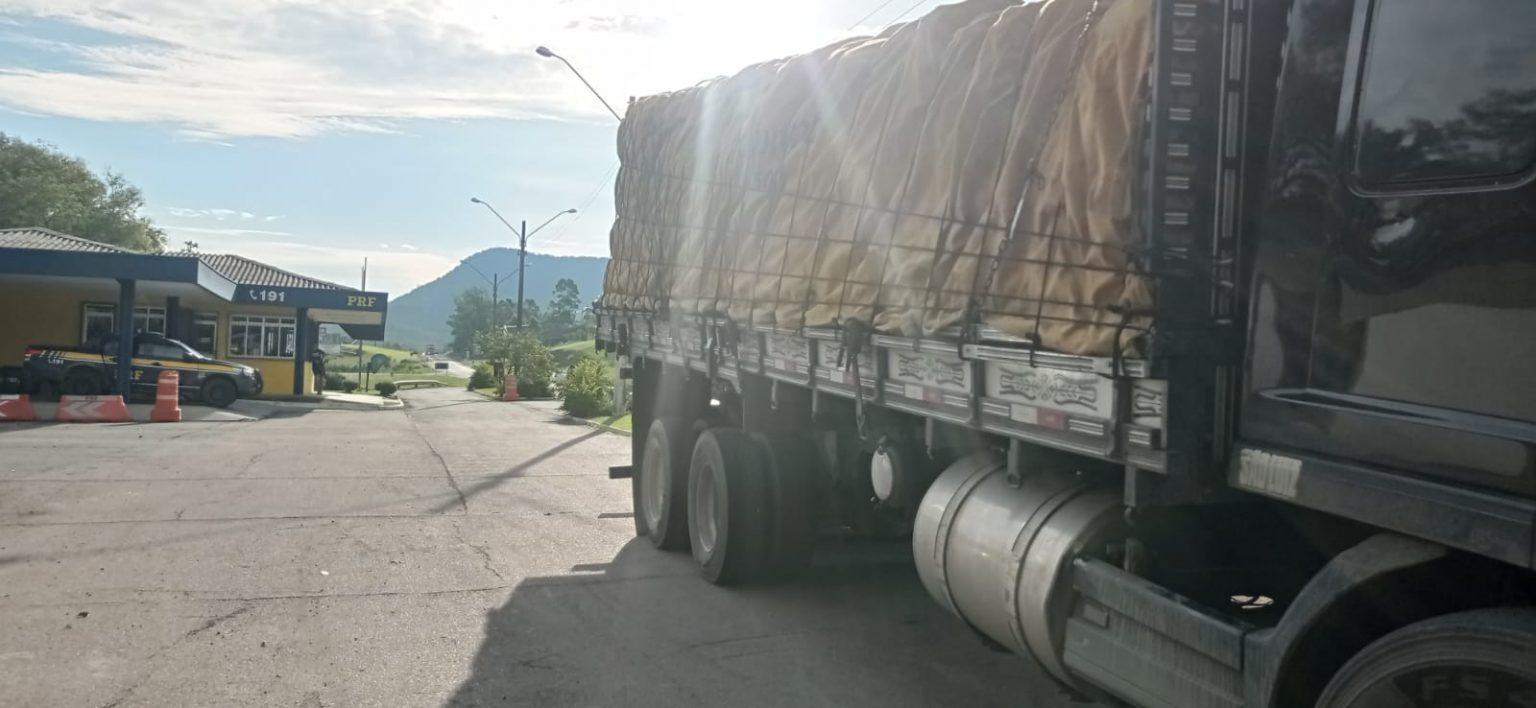 PRF de Rio do Sul flagra caminhão arqueado pelo excesso de peso