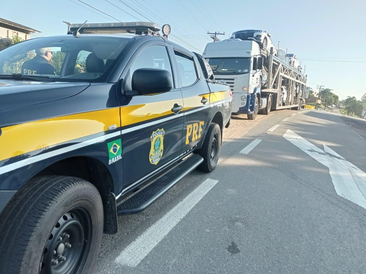 PRF de Rio do Sul prende condutor de carreta cegonheira dirigindo sob influência de álcool