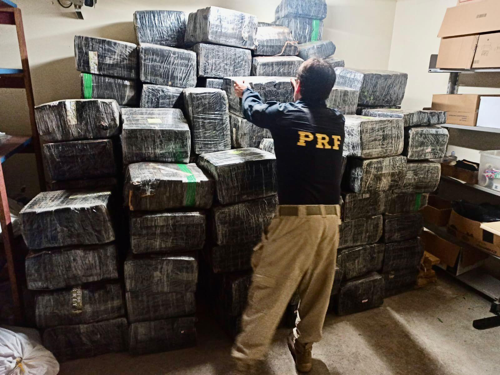 PRF encontra toneladas de maconha em fundo falso de carreta com donativos para o Rio Grande do Sul