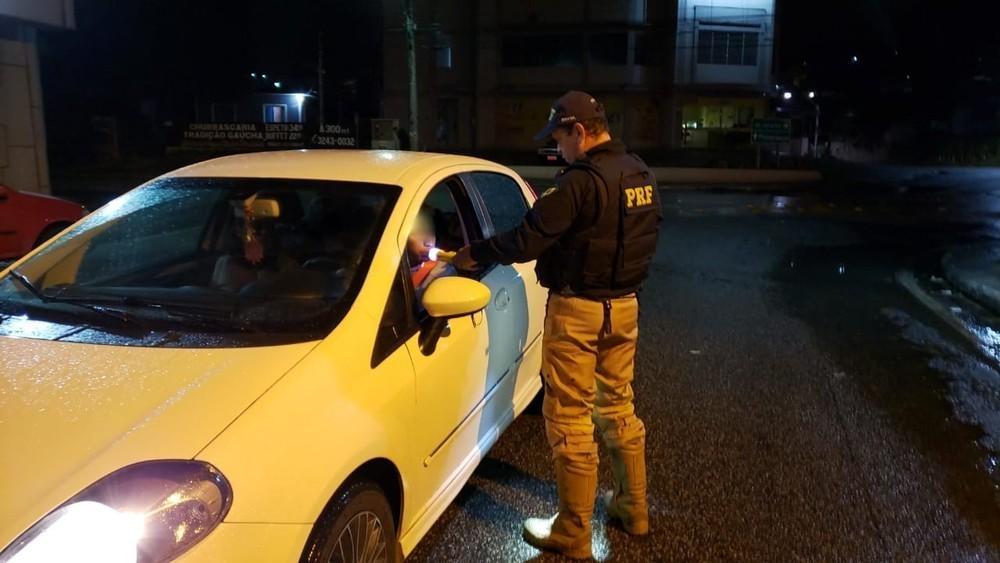 PRF flagra 228 motoristas embriagados no fim de semana nas rodovias federais catarinenses 