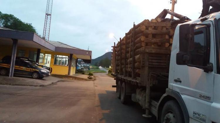 PRF flagra caminhão com excesso de peso e pneus carecas na BR-470, em Rio do Sul