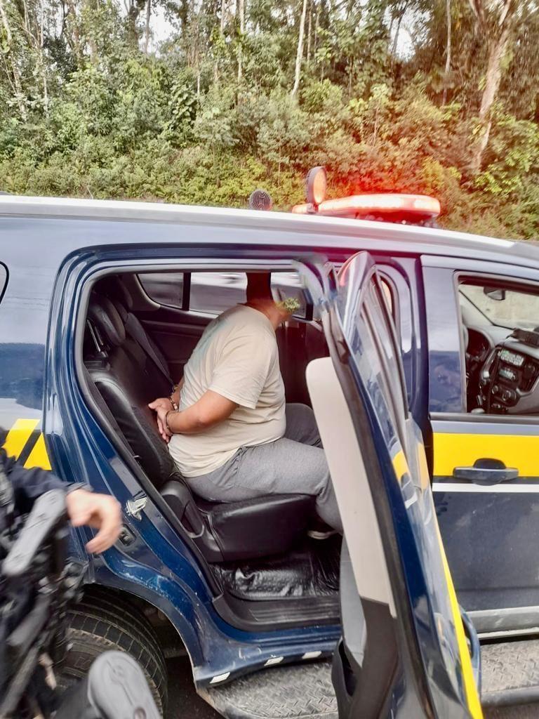 Homem que sequestrou menina de 12 anos em Pomerode é preso por policiais rodoviários federais