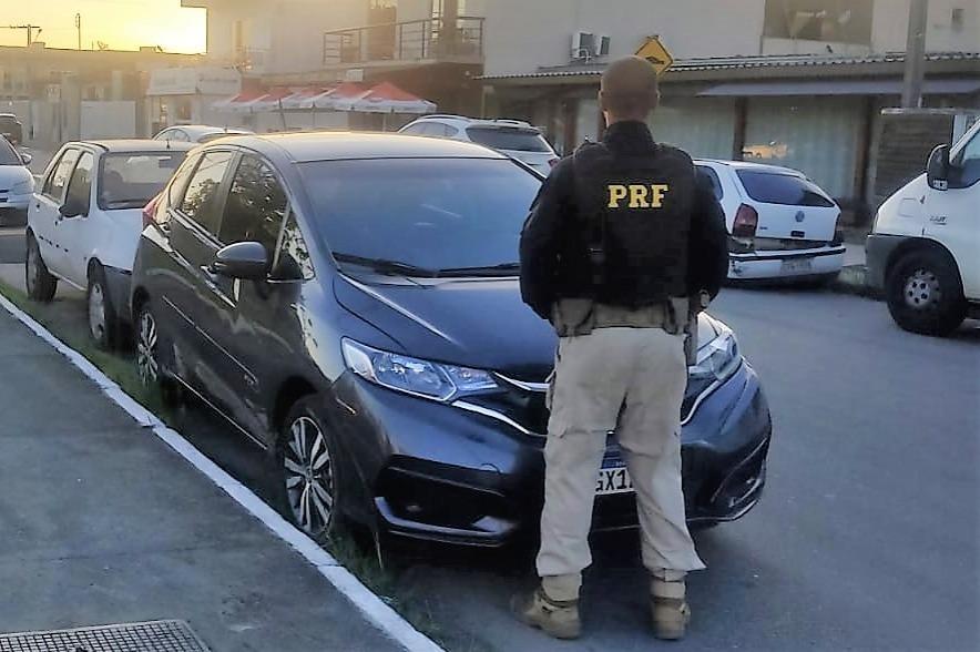 PRF prende quadrilha e recupera automóvel recém-furtado na BR-101 em Navegantes