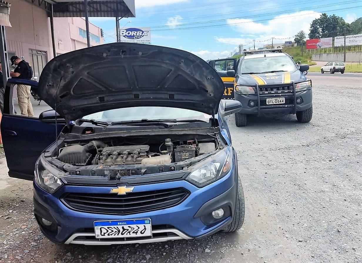 PRF recupera carro roubado em Joinville em abordagem na BR-470 em Rio do Sul