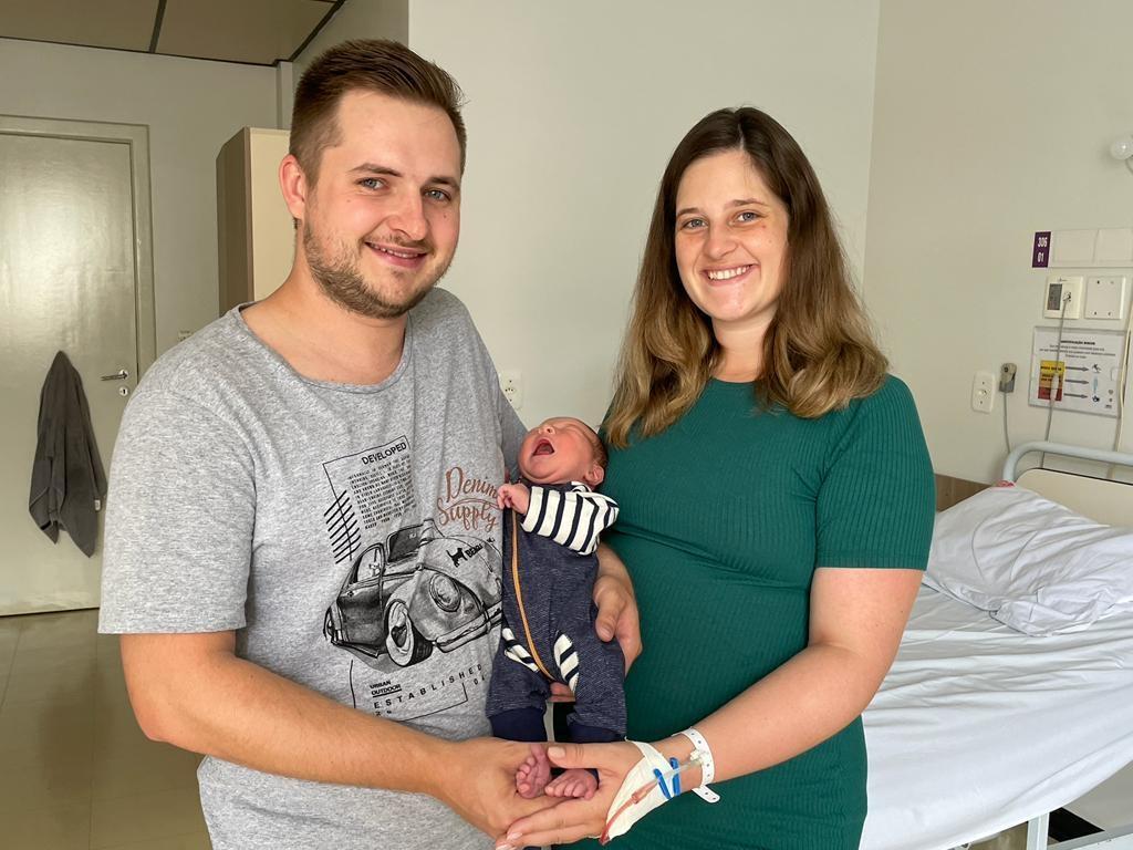 Primeiro bebê a nascer em Rio do Sul em 2023 chegou aos 17 minutos do novo ano