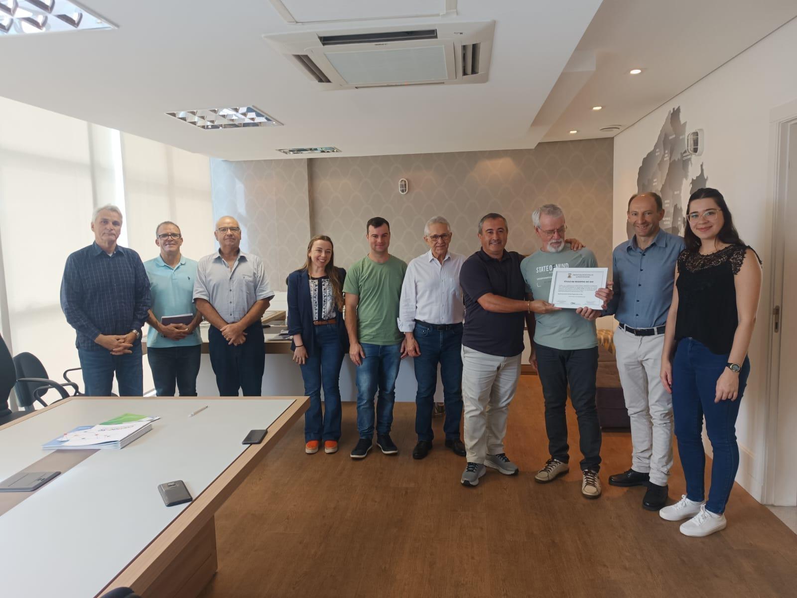 Primeiro selo S.I.M. é entregue para produtor de ovos de Alfredo Wagner