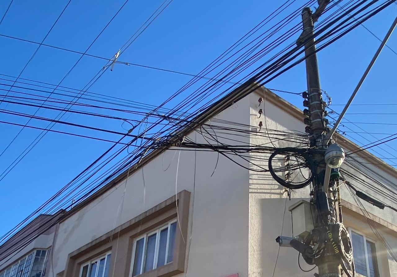 Procon de Rio do Sul notifica Celesc para que retire fios inativos, soltos e fora da altura permitida em todas as ruas da cidade