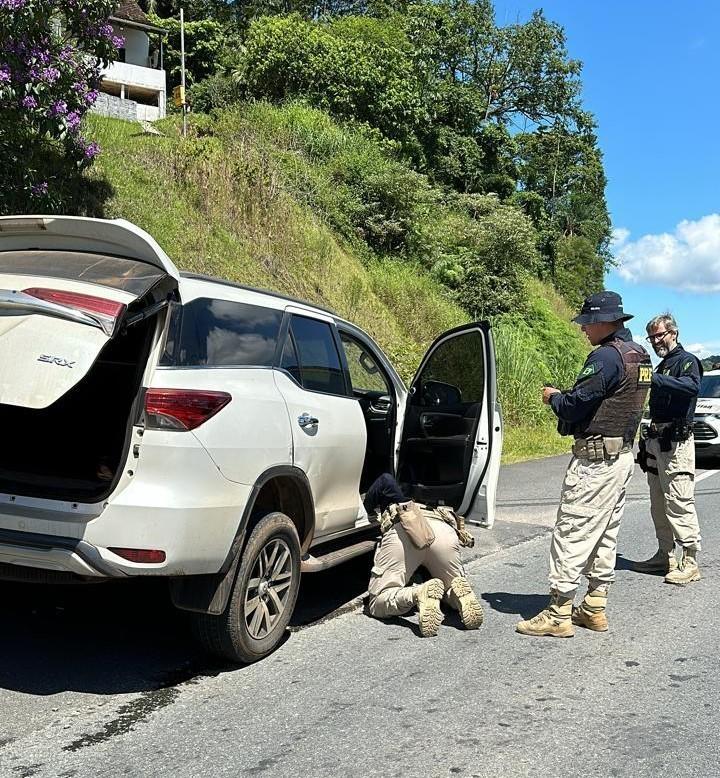 Procurado pela Justiça foge de abordagem, provoca acidentes e é preso com carro roubado, arma e celulares 