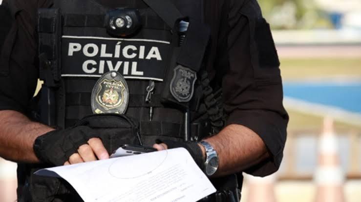 Professor que armazenava fotos pornográficas de alunas é preso