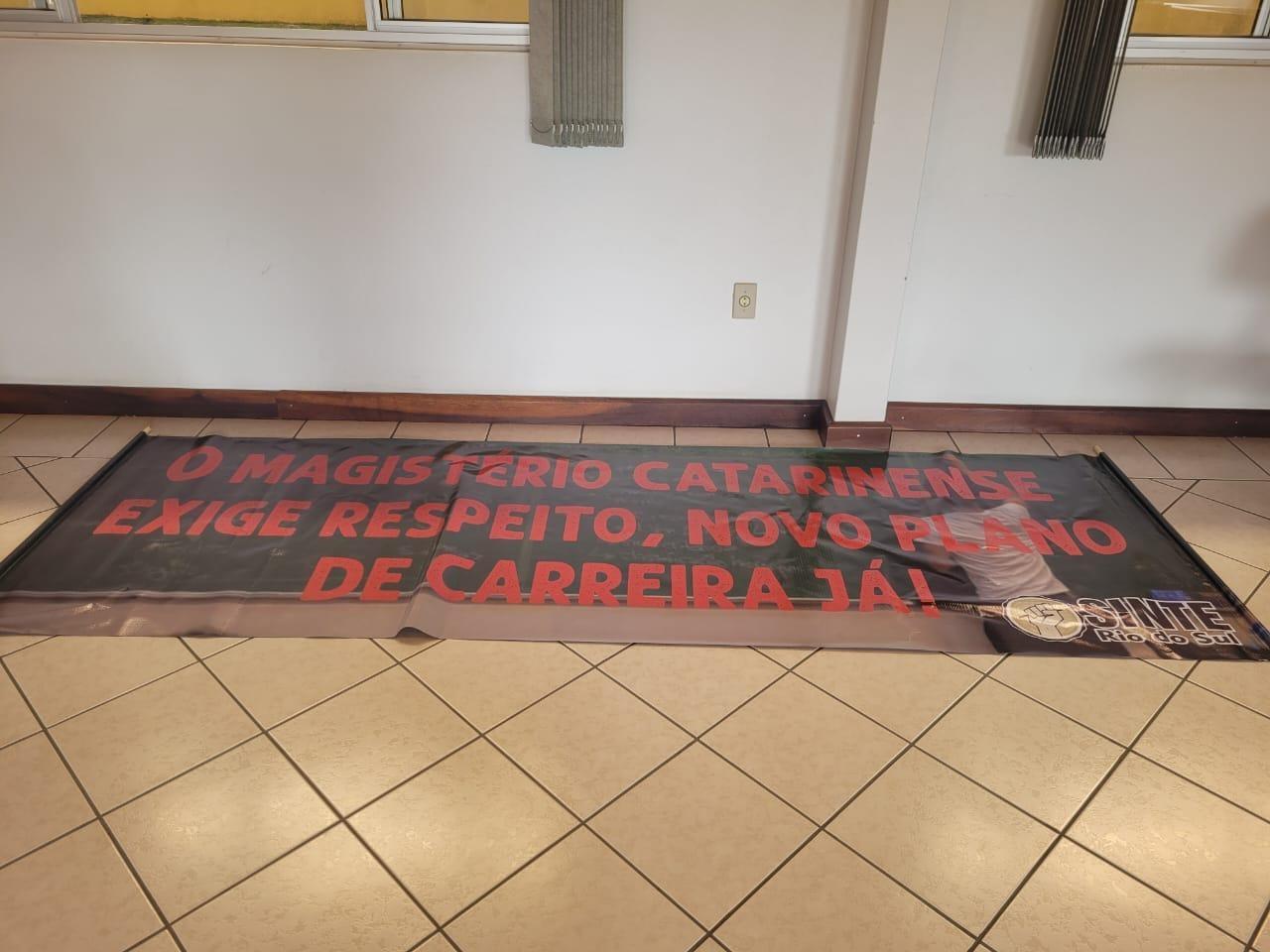 Professores da rede estadual de ensino entram em greve