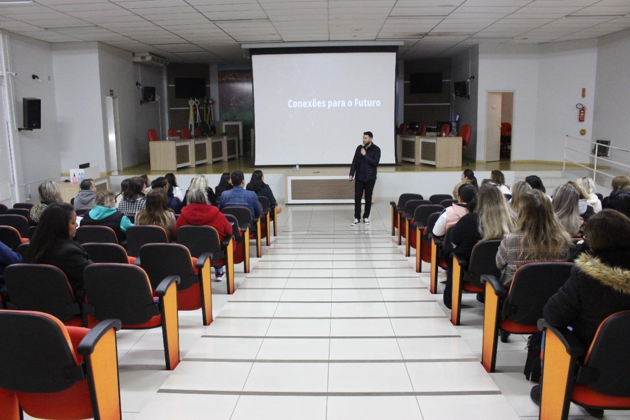 Professores da rede municipal de ensino de Ituporanga participam de capacitação