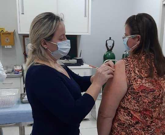 Profissionais de Saúde fazem apelo para que público alvo procure vacina contra Covid em Aurora