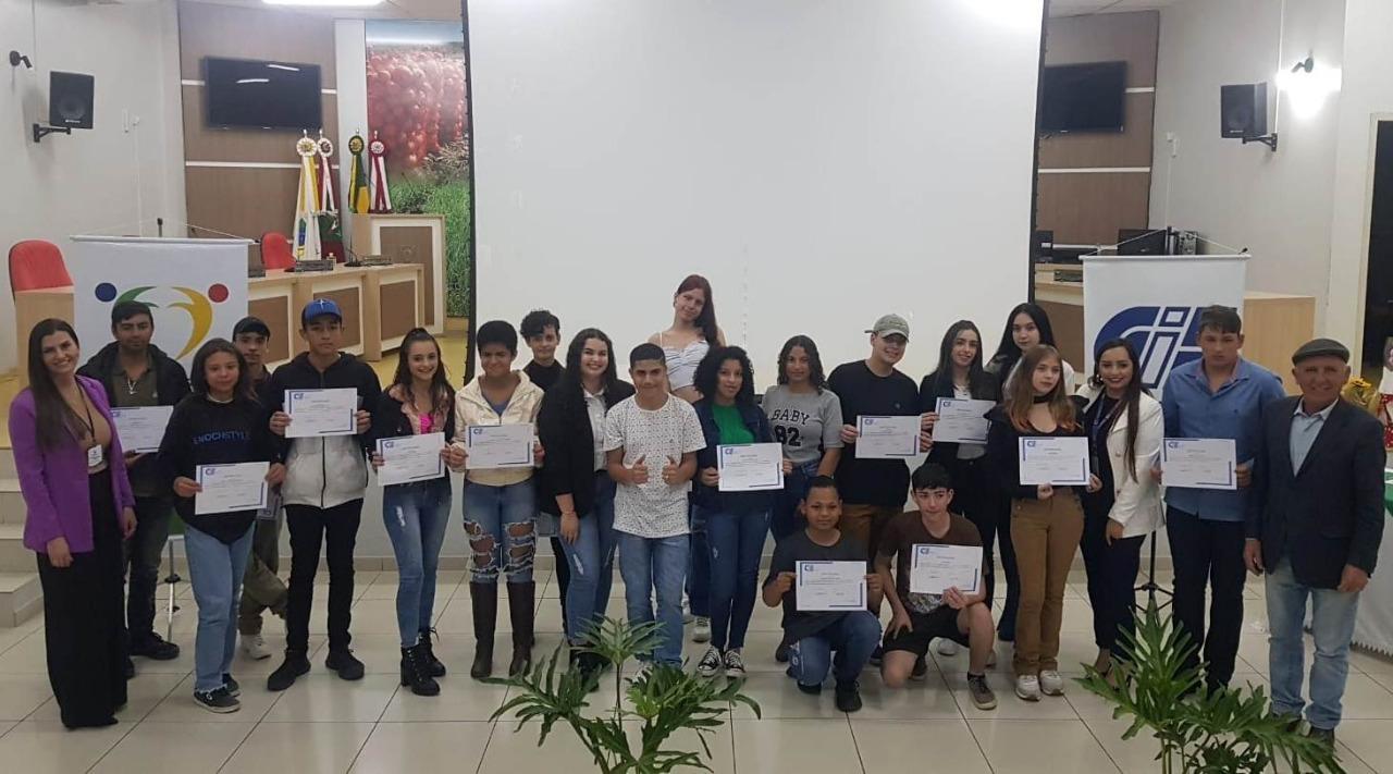 Programa de iniciação ao trabalho reúne a primeira turma para formatura em Ituporanga
