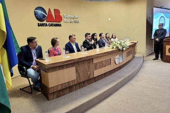 Programa Novos Caminhos do Poder Judiciário de Santa Catarina presta homenagens a jovens e parceiros no Alto Vale do Itajaí