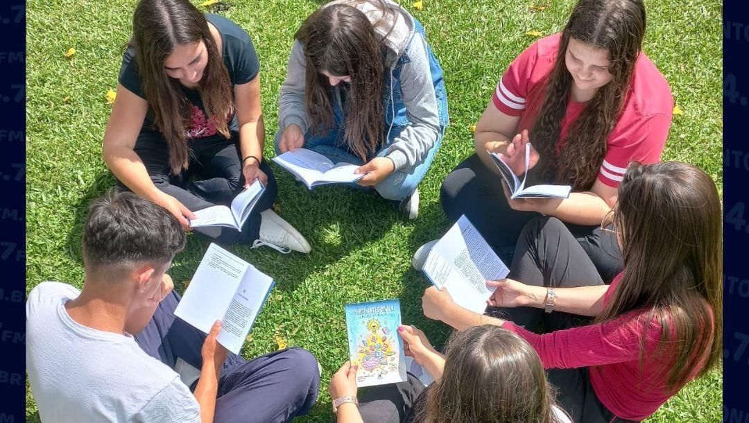 Projeto de EEB Bertino Silva, de Leoberto Leal, lança 5º livro escrito por alunos