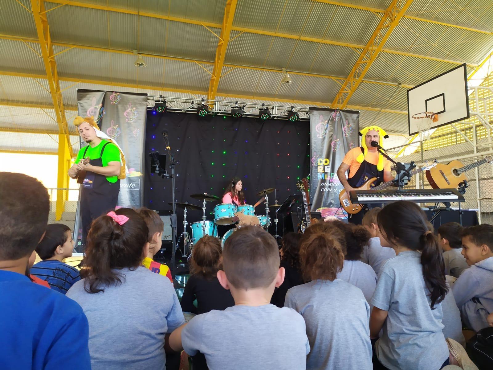 Projeto “Dó Ré Mi Faça música com a gente” leva música até escolas de Ituporanga