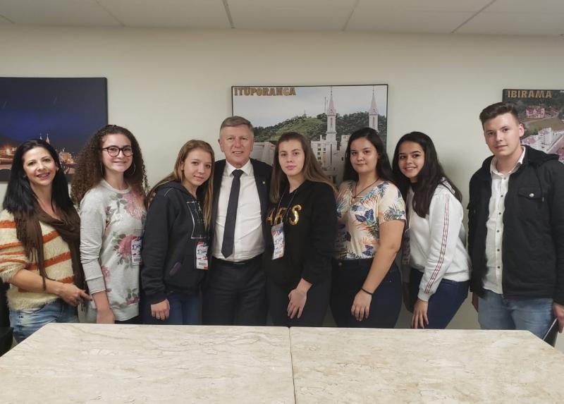 Projeto sugerido por alunos de Ituporanga e apresentado pelo deputado Milton Hobus cria a Semana de Combate ao Bullying de SC