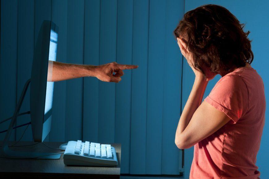 Publicações ofensivas nas redes sociais podem gerar processos, alertam advogados