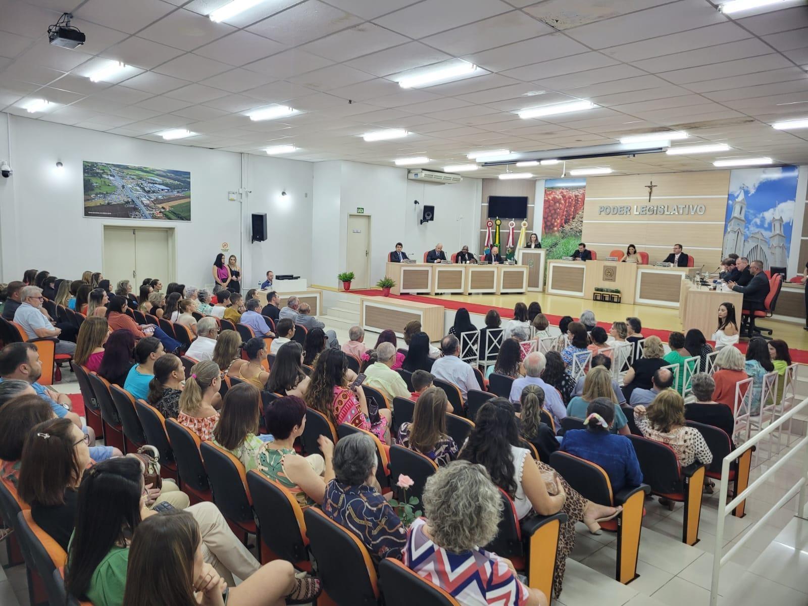Público lota plenário da Câmara de Ituporanga durante Sessão Solene em Homenagem ao Dia Internacional da Mulher