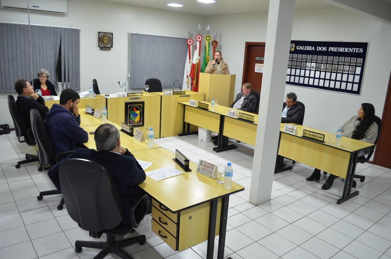 Quantidade de goteiras na escola de Rio Lessa em Alfredo Wagner prejudica as aulas; vereadores cobram reforma