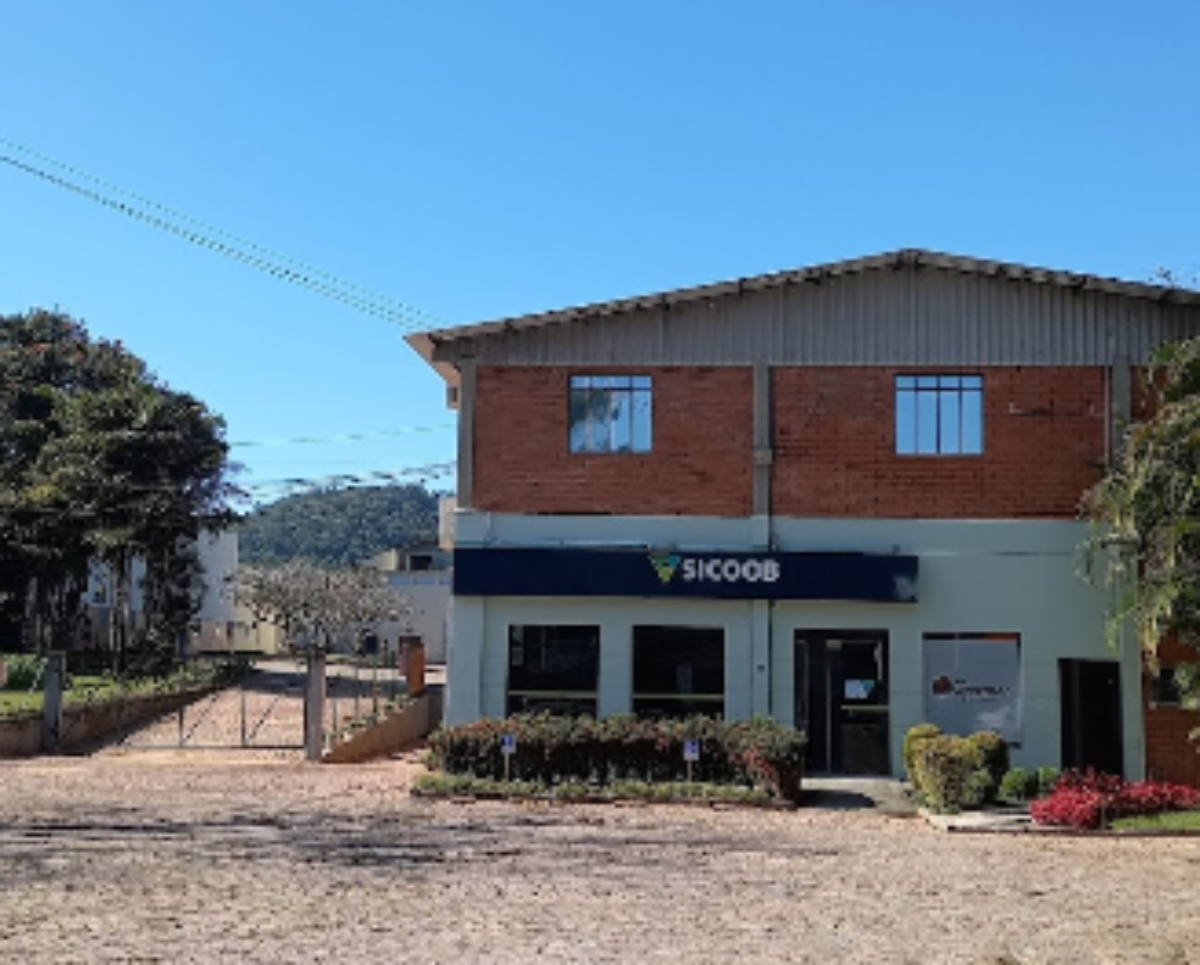 Quatro homens armados assaltam cooperativa de crédito e aterrorizam moradores