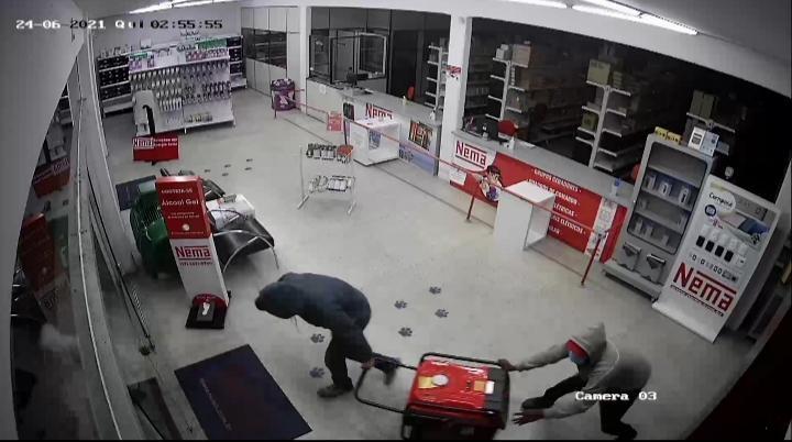 Quatro homens invadem loja e levam geradores de energia