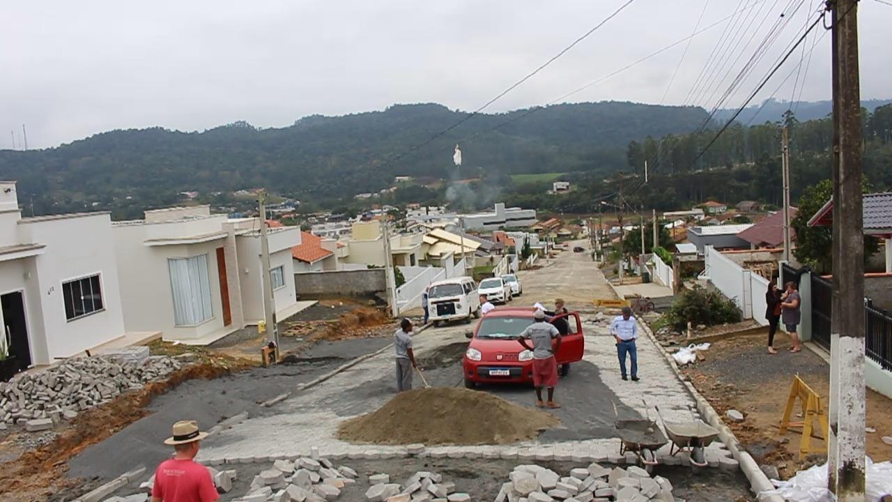 Quatro ruas de Ituporanga estão sendo pavimentadas através do Programa de Pavimentação Comunitária