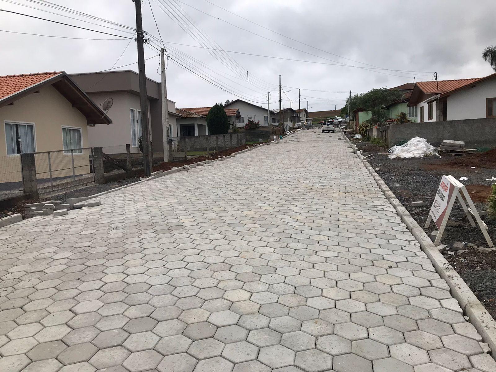 Quatro ruas estão sendo pavimentadas no centro de Imbuia a custo zero para o morador