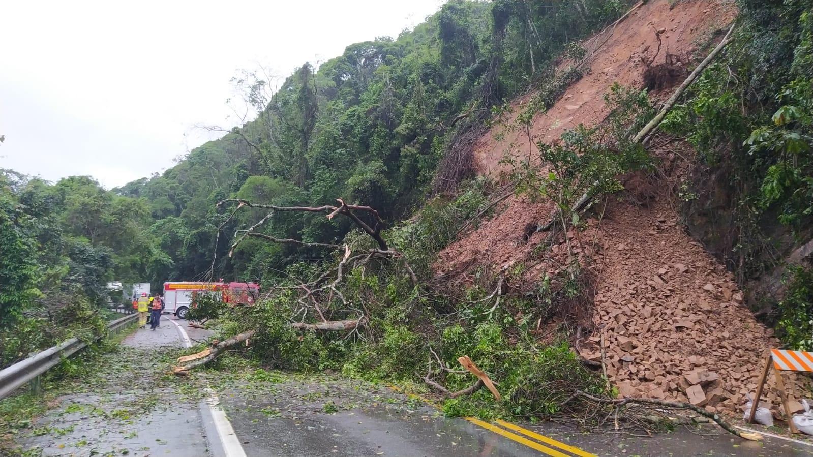 Queda de barreira e árvores na BR-470 em Ibirama deixa a rodovia totalmente interditada