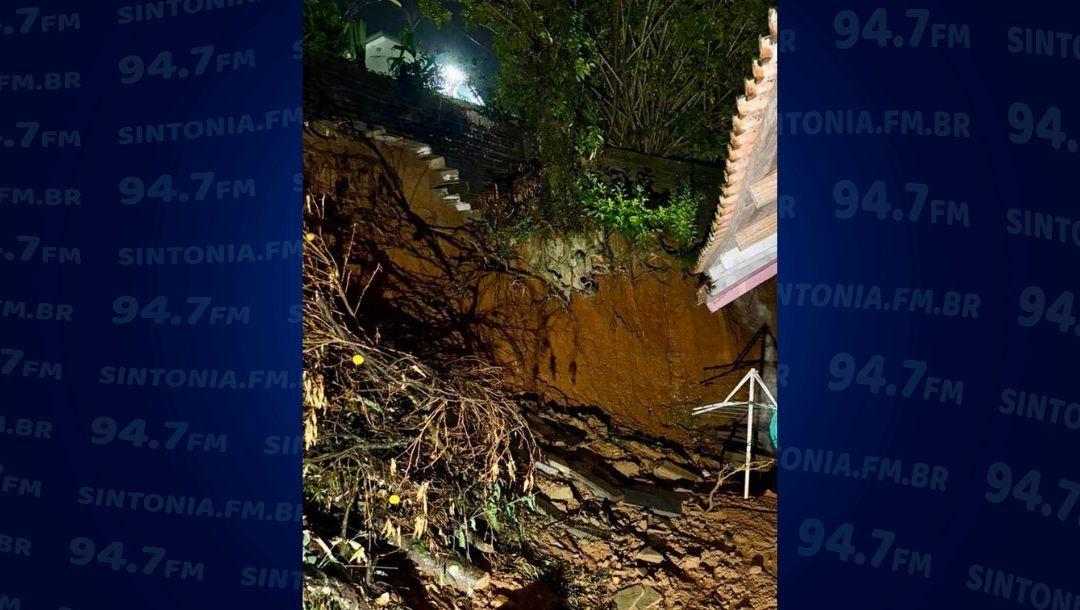 Queda de muro e deslizamento atingem residência em Rio do Sul