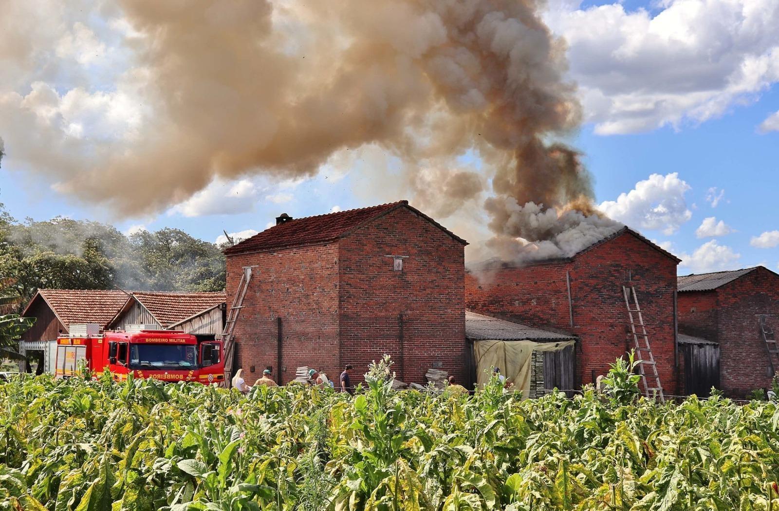 Quedas de energia, instalação inadequada e falta de revisão são as principais causas de incêndios em estufas de fumo