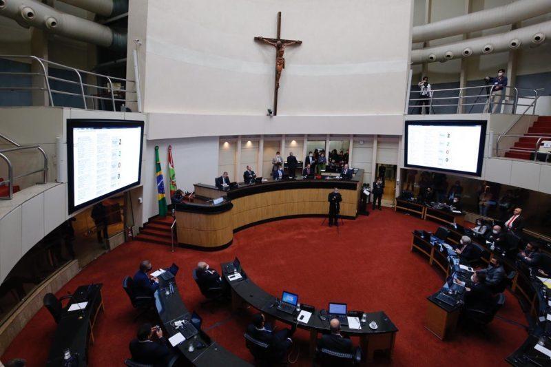 Quem são os deputados que ajudarão a decidir o futuro de Moisés em SC