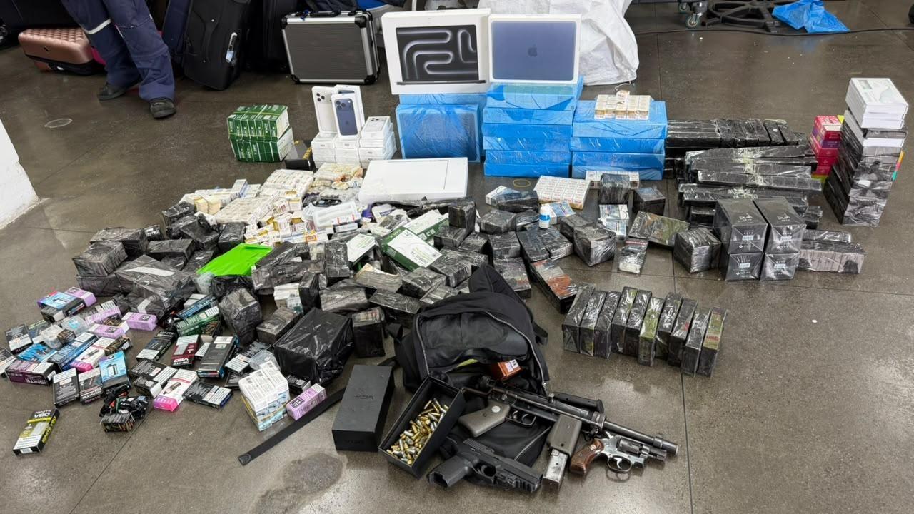 Receita Federal apreende armas, haxixe e R$ 1,6 milhão em mercadorias após abordagem em Rio do Sul