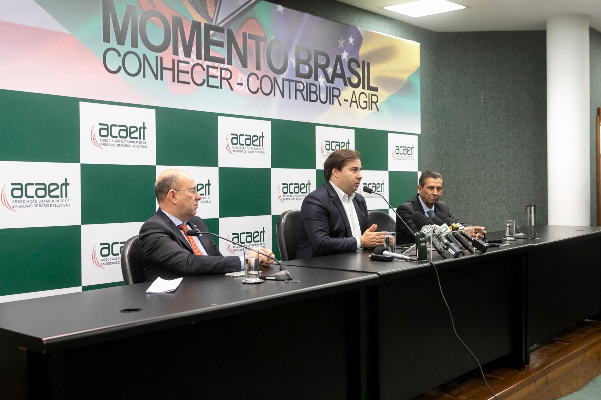Redução de carga tributária está relacionada às reformas, defende Rodrigo Maia 