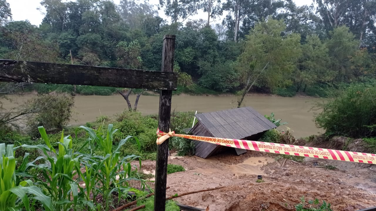 Residência cai dentro de rio no Alto Vale