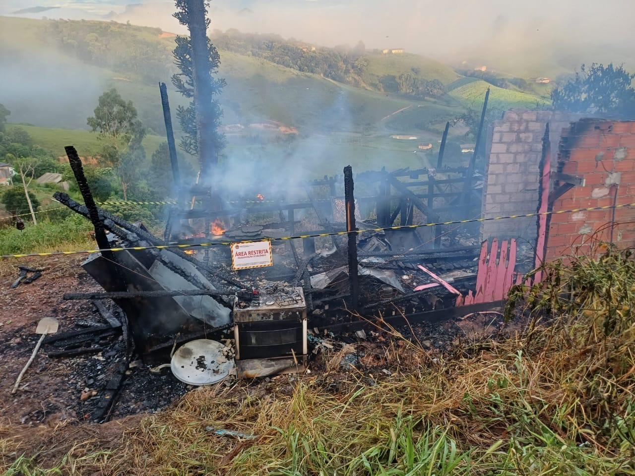Residência é destruída por incêndio em Bom Retiro