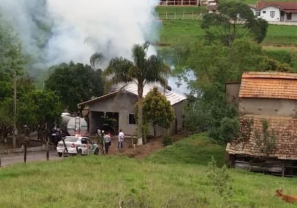 Residência é destruída por incêndio em Imbuia