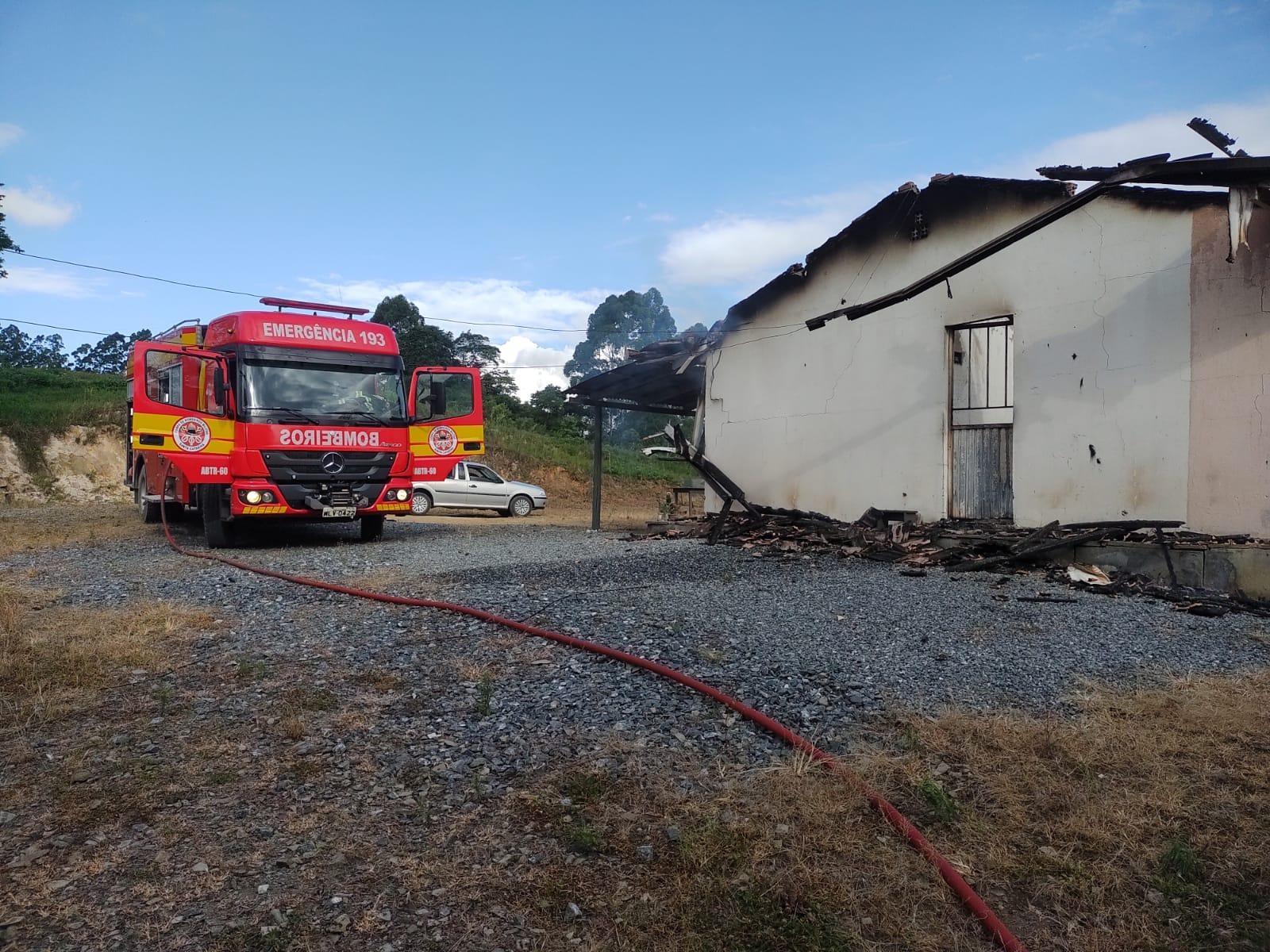 Residência é destruída por incêndio em Imbuia