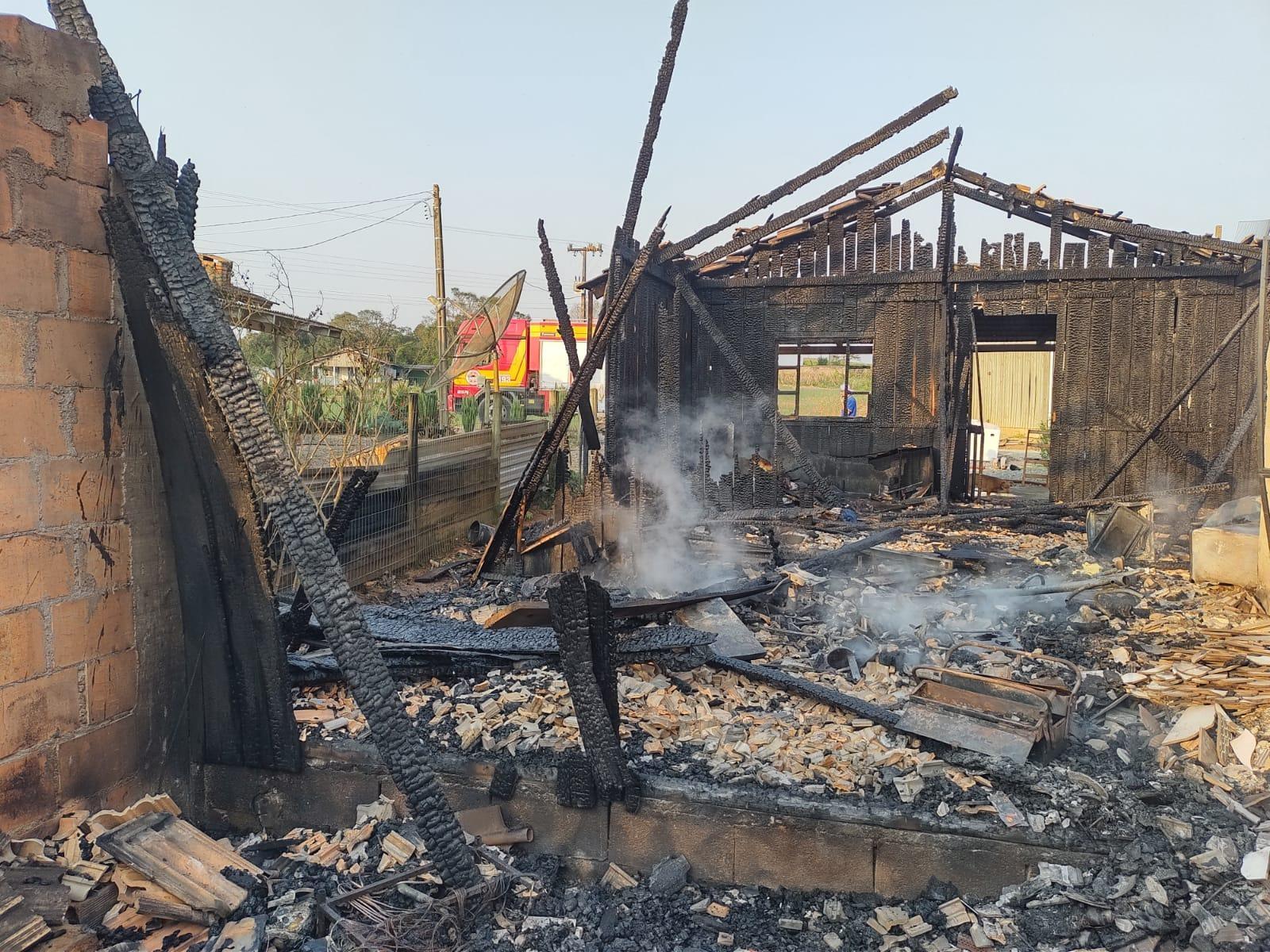 Residência fica destruída por incêndio em Ituporanga