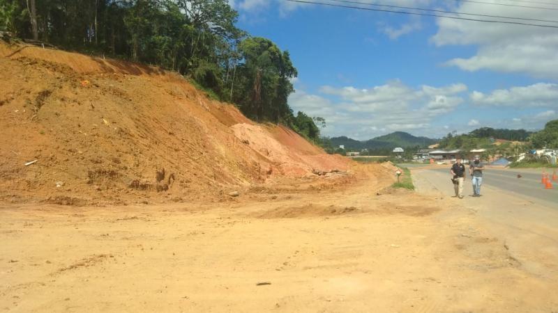 Residências são evacuadas após rompimento de tubulação de gás na BR-470, em Blumenau