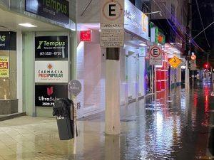 Rio do Sul é atingida por forte temporal na noite desta sexta-feira (11)