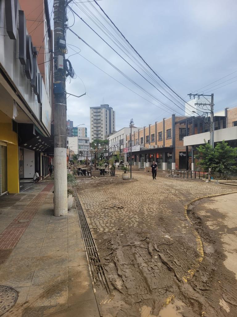 Rio do Sul orienta para que moradores não recoloquem seus pertences nas casas e comércios